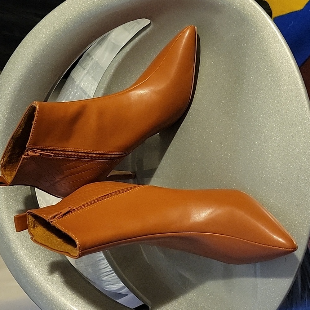 NWOT Alegra K Booties